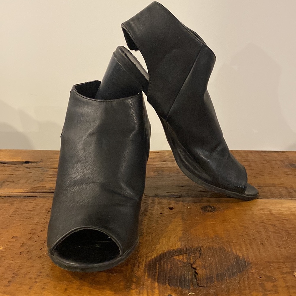 Peep toe block heel